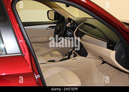 BMW X1 (E84): Vista della cabina del conducente, rosso metallizzato, sedili in tessuto beige. Prima generazione, prodotta dal 2009 al 2015. São Paulo - Brasile. Foto Stock