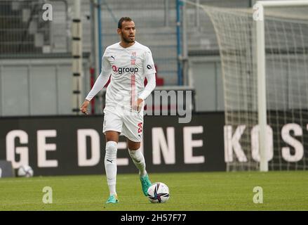 Wiesbaden, Germania. 7 novembre 2021. 07.11.2021, Brittan-Arena, Wiesbaden, GER, 3° campionato, Wehen-Wiesbaden vs FSV Zwickau, le normative DFL vietano qualsiasi uso di fotografie come sequenze di immagini e/o quasi-video. Nella foto Steffen Nkansah (Zwickau) Credit: dpa/Alamy Live News Foto Stock