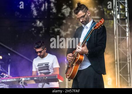 Lublino, Polonia - 22 maggio 2016: Kozienalia (annuale carnevale studentesco, chiamato anche juwenalia) - Mela Koteluk band live in concerto Foto Stock