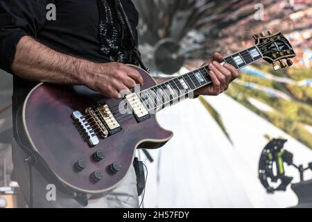 Lublino, Polonia - 22 maggio 2016: Kozienalia (annuale carnevale studentesco, chiamato anche juwenalia) - Mela Koteluk band live in concerto Foto Stock