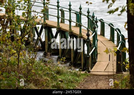 Ponte pedonale sul lago Foto Stock