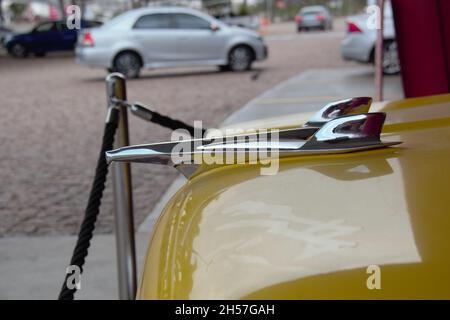 Chevrolet 210: Primo piano dell'emblema sul cofano, berlina, anno 1956, colore giallo, taxi. In esposizione. Santa Bárbara d'Oeste - São Paulo - Brasile. Foto Stock
