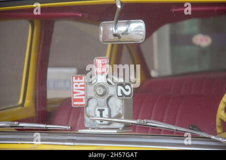 Chevrolet 210: Primo piano del tassametro della berlina, anno 1956, giallo, taxi. In esposizione. Santa Bárbara d'Oeste - São Paulo - Brasile. Foto Stock