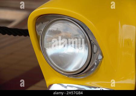 Chevrolet 210: Primo piano sul faro, berlina, anno 1956, colore giallo, taxi. In esposizione. Santa Bárbara d'Oeste - São Paulo - Brasile. Foto Stock