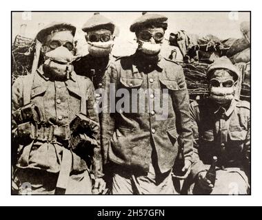 GAS WW1 World War 1 gas Attack Prevention con soldati in una trincea che indossa una maschera improvvisata a gas fatta di cuscini di lana di cotone e occhiali protettivi prima guerra mondiale, 1915 Foto Stock