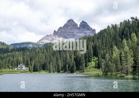 Vista panoramica delle tre Cime di Lavaredo dal lago di Misurina nelle Dolomiti, in Italia d'estate Foto Stock