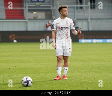 Wiesbaden, Germania. 7 novembre 2021. 07.11.2021, Brittan-Arena, Wiesbaden, GER, 3° campionato, Wehen-Wiesbaden vs FSV Zwickau, le normative DFL vietano qualsiasi uso di fotografie come sequenze di immagini e/o quasi-video. Nella foto Patrick Gobel (Zwickau) Credit: dpa/Alamy Live News Foto Stock