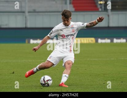 Wiesbaden, Germania. 7 novembre 2021. 07.11.2021, Brittan-Arena, Wiesbaden, GER, 3° campionato, Wehen-Wiesbaden vs FSV Zwickau, le normative DFL vietano qualsiasi uso di fotografie come sequenze di immagini e/o quasi-video. Nella foto Patrick Gobel (Zwickau) Credit: dpa/Alamy Live News Foto Stock