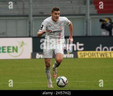 Wiesbaden, Germania. 7 novembre 2021. 07.11.2021, Brittan-Arena, Wiesbaden, GER, 3° campionato, Wehen-Wiesbaden vs FSV Zwickau, le normative DFL vietano qualsiasi uso di fotografie come sequenze di immagini e/o quasi-video. Nella foto Marius Hauptmann (Zwickau) Credit: dpa/Alamy Live News Foto Stock