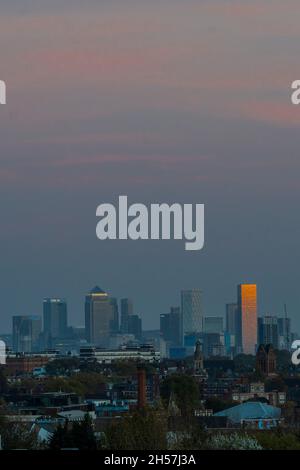 Londra, Regno Unito. 7 Nov 2021. Il bel tempo autunnale di Hampstead porta alla vista di un tramonto sulla città di londra e Canary Wharf. Credit: Guy Bell/Alamy Live News Foto Stock