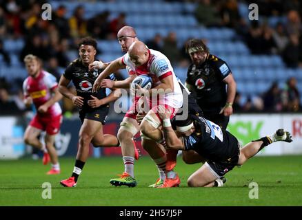 Tom Lawday di Harlequins viene affrontato da Jeffery Toomaga-Allen di Wasps durante la partita Gallagher Premiership alla Coventry Building Society Arena di Coventry. Data foto: Domenica 7 novembre 2021. Foto Stock