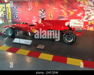 Ferrari F10, è stato il modello Ferrari per la stagione 2010 di Formula 1. Piloti: Felipe massa e Fernando Alonso. In mostra al Ferrari World. Isola di Yas . Foto Stock