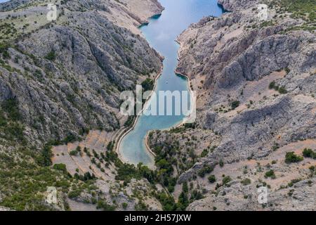 Zavratnica in Croazia. Si tratta di una stretta insenatura lunga 900 m situata ai piedi dei possenti Monti Velebit, nella parte settentrionale del Mare Adriatico, Foto Stock