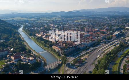 Città di Celje in Slovenia con il fiume Savinja sullo sfondo e paesaggio urbano. Famoso Castello di Celje Foto Stock