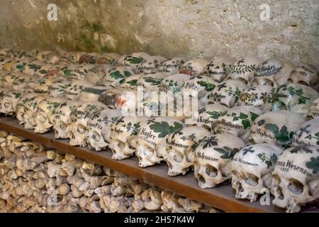 HALLSTATT, AUSTRIA - Luglio, 21 2020 : Casa del Charnel o Casa delle ossa nella cappella di San Michele di Hallstatt. Ossuario. Alpi austriache. Lago Hallstatter. Salzkamm Foto Stock