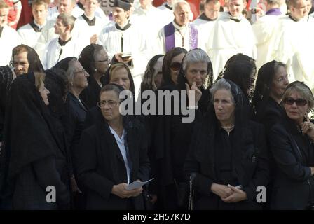 Vienna, Austria. Luglio 16, 2011. Cerimonia di sepoltura di otto Asburgo. Il condotto funebre su Stephansplatz Foto Stock