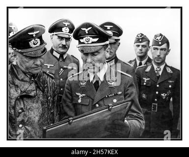 Walther von Brauchitsch 7 giugno 1941, Generalfeldmarschall Walther von Brauchitsch (Oberbefehlshaber des Heeres) visita le unità Luftwaffe nell'ovest occupato. Durante la sua ispezione, il comandante dell'esercito incontrò il miglior campione aereo tedesco dell'epoca, Oberstleutnant Werner 'Vati' Mölders (Geschwaderkommodore Jagdgeschwader 51), che aveva confermato 82 vittorie aeree. In questa immagine, Mölders sulla destra indossa la medaglia Brillanten intorno al collo. Seconda Guerra Mondiale 1940 Brauchitsch, Walther von Field Marshal (1938–1941 capo comandante dell'esercito) Foto Stock