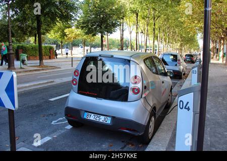 Stazione di ricarica per auto elettriche, che alimenta un'auto per le strade di Parigi, Francia. Foto Stock