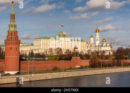 Vista del Cremlino di Mosca, del Palazzo del Grande Cremlino e delle cupole delle cattedrali nel centro di Mosca, Russia Foto Stock
