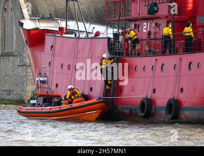 07/11/2021 Gravesend UK la RNLI ha effettuato un'operazione di evacuazione in caso di incidente a bordo di LV 21 Un'ex nave Varne Station Light ormeggiata a St Andrew's Quay, Foto Stock