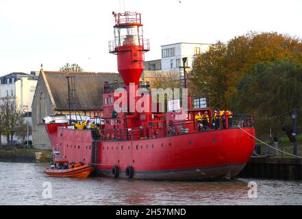 07/11/2021 Gravesend UK la RNLI ha effettuato un'operazione di evacuazione in caso di incidente a bordo di LV 21 Un'ex nave Varne Station Light ormeggiata a St Andrew's Quay, Foto Stock