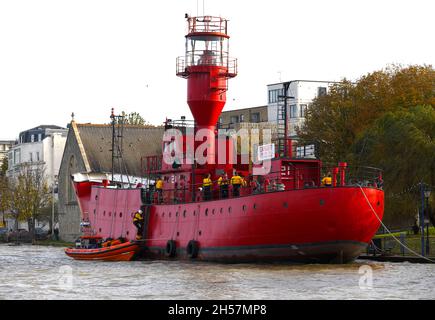 07/11/2021 Gravesend UK la RNLI ha effettuato un'operazione di evacuazione in caso di incidente a bordo di LV 21 Un'ex nave Varne Station Light ormeggiata a St Andrew's Quay, Foto Stock