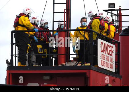 07/11/2021 Gravesend UK la RNLI ha effettuato un'operazione di evacuazione in caso di incidente a bordo di LV 21 Un'ex nave Varne Station Light ormeggiata a St Andrew's Quay, Foto Stock