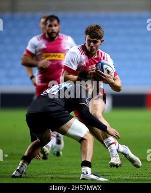 Luke Northmore di Harlequins viene affrontato da Jacob Umaga di Wasps durante la partita Gallagher Premiership alla Coventry Building Society Arena di Coventry. Data foto: Domenica 7 novembre 2021. Foto Stock