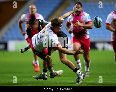 Luke Northmore di Harlequins viene affrontato da Jacob Umaga di Wasps durante la partita Gallagher Premiership alla Coventry Building Society Arena di Coventry. Data foto: Domenica 7 novembre 2021. Foto Stock