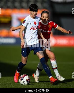 Tottenham Hotspur's Ashleigh Neville e Manchester United Kirsty Hanson in azione durante il Barclays fa Women's Super League match al Hive, Londra. Data foto: Domenica 7 novembre 2021. Foto Stock