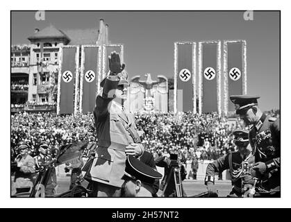 CONDOR LEGION Nazi Propaganda image 1930s di Adolf Hitler che saluta le truppe della Legione Condor che hanno combattuto al fianco dei nazionalisti spagnoli nella guerra civile spagnola durante una manifestazione al loro ritorno in Germania la Legione Condor (tedesco: Legion Condor) era un'unità composta da personale militare dell'aeronautica militare e dell'esercito della Germania nazista, che servì con i nazionalisti durante la guerra civile spagnola del luglio 1936 al marzo 1939. 2H57MMG versione a colori alt Foto Stock