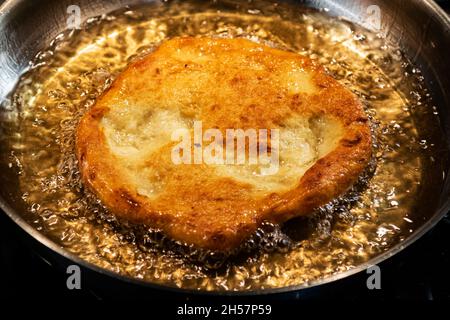 Fotografia alimentare: Cottura a cono in molti oli da cucina e in teglia cromata metallica Foto Stock