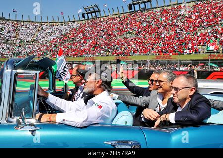 Città del Messico, Messico. 7 novembre 2021. Stefano Domenicali (ITA) Formula uno Presidente e Amministratore Delegato con Carlos Slim Domit (MEX) Presidente di America Movil e Carlos Slim Helu (MEX) Business magnate sulla sfilata dei piloti. 07.11.2021. Formula 1 World Championship, Rd 18, Gran Premio del Messico, Città del Messico, Messico, Giorno di gara. Il credito fotografico dovrebbe essere: XPB/Press Association Images. Credit: XPB Images Ltd/Alamy Live News Foto Stock