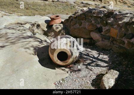 Anfore di vino Kvevri o Qvevri , vaso di terracotta per la fermentazione, la conservazione e la maturazione del vino in Georgia, Asia. Un pezzo di kvevri fotografato in Foto Stock