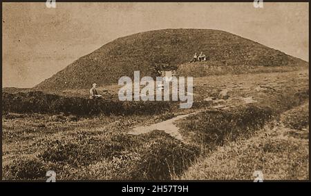 1908 immagine scattata a Orkney, Scozia - Maeshowe o Maes Howe ha smussato il cairn di sepoltura, Orkney, Scozia come era. Conosciuto nel vecchio norreno: Come Orkhaugr, questo neolitico ha smussato il cairn e la tomba di passaggio dà il suo nome ad altri tipi simili di camera di sepoltura trovati solo nel Orkney. Questo si trova a Mainland Orkney, Scozia. Probabilmente fu costruito intorno al 2800 a.C. È allineato in modo che la parete posteriore della sua camera centrale sia illuminata sul solstizio d'inverno. Foto Stock