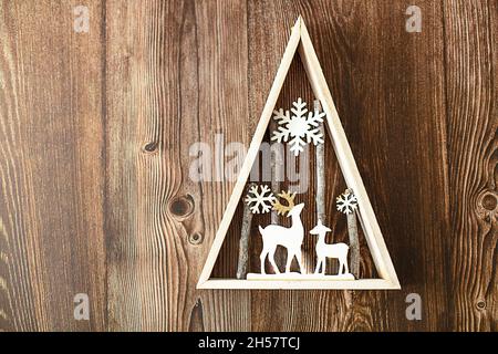 Concetto - sfondo di legno di Natale con luci e albero con spazio copia Foto Stock