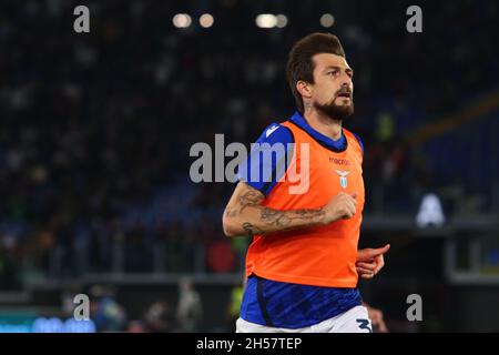 Francesco Acerbi della SS LAZIO gesticola durante la Serie Italiana Una partita di calcio 2021/22 tra S.S. Lazio e Salernitana allo Stadio Olimpico di Roma, in Italia, il 7 novembre 2021 Foto Stock