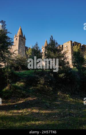 Castello medievale di Santa Maria da Feira in Portogallo, un testamento dell'architettura militare del Medioevo e un punto importante nel portoghese Foto Stock