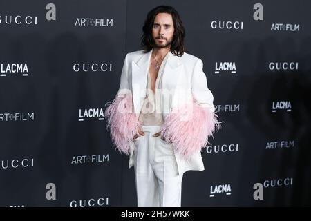 Los Angeles, Stati Uniti. 6 novembre 2021. LOS ANGELES, CALIFORNIA, USA - NOVEMBRE 06: L'attore Jared Leto che indossa un vestito di Gucci arriva al 10° gala annuale del film d'arte LACMA 2021 che si tiene presso il Los Angeles County Museum of Art il 6 Novembre 2021 a Los Angeles, California, Stati Uniti. (Foto di Xavier Collin/Image Press Agency/Sipa USA) Credit: Sipa USA/Alamy Live News Foto Stock