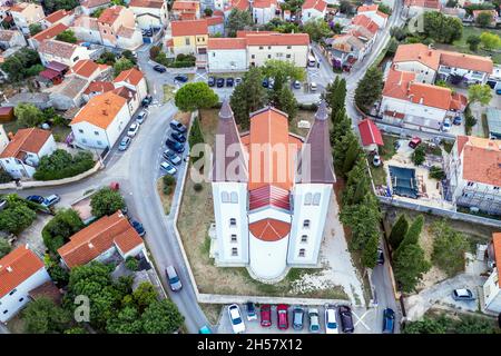 Una chiesetta aerea di Sv. Agnes con due campanili alti 33 m, a Medulin al crepuscolo, Istria, Croazia Foto Stock