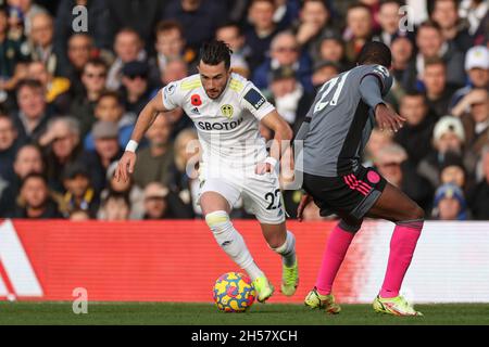 Leeds, Regno Unito. 7 novembre 2021. Jack Harrison #22 di Leeds United prende Ricardo Pereira #21 di Leicester City a Leeds, Regno Unito il 11/7/2021. (Foto di Mark Cosgrove/News Images/Sipa USA) Credit: Sipa USA/Alamy Live News Foto Stock