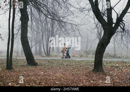 Russia, Mosca. 02.11.2021. Una nebbia insolitamente densa ha avvolto la città di Mosca alla fine del 1° novembre Foto Stock