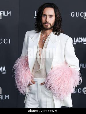 Los Angeles, Stati Uniti. 6 novembre 2021. LOS ANGELES, CALIFORNIA, USA - NOVEMBRE 06: L'attore Jared Leto che indossa un vestito di Gucci arriva al 10° gala annuale del film d'arte LACMA 2021 che si tiene presso il Los Angeles County Museum of Art il 6 Novembre 2021 a Los Angeles, California, Stati Uniti. (Foto di Xavier Collin/Image Press Agency/Sipa USA) Credit: Sipa USA/Alamy Live News Foto Stock