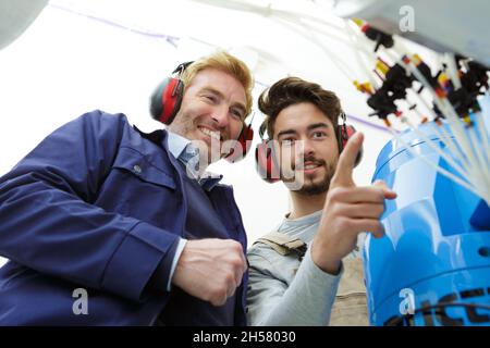 due lavoratori elettricisti al cablaggio Foto Stock