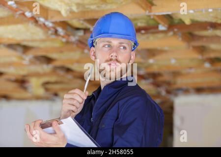 builder pensare e tenere appunti Foto Stock