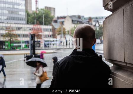 Silhouette di un uomo da dietro, in piedi dietro un uomo Foto Stock