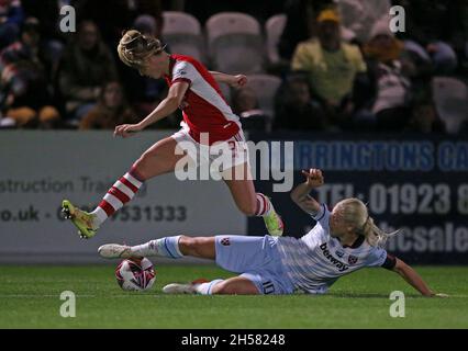 Katerina Svitkova (a destra) del West Ham United affronta Beth Mead dell'Arsenal durante la partita Barclays fa Women's Super League al Meadow Park, Londra. Data foto: Domenica 7 novembre 2021. Foto Stock