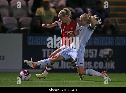 Katerina Svitkova (a destra) del West Ham United affronta Beth Mead dell'Arsenal durante la partita Barclays fa Women's Super League al Meadow Park, Londra. Data foto: Domenica 7 novembre 2021. Foto Stock