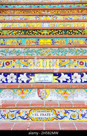 Deruta, il paese della ceramica: Dettaglio della scala in ceramica, ingresso al paese Foto Stock