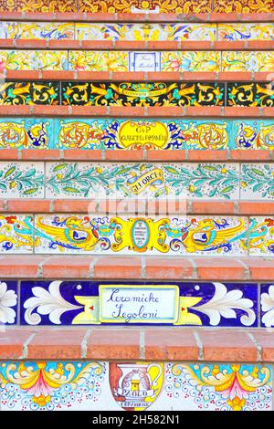 Deruta, il paese della ceramica: Dettaglio della scala in ceramica, ingresso al paese Foto Stock